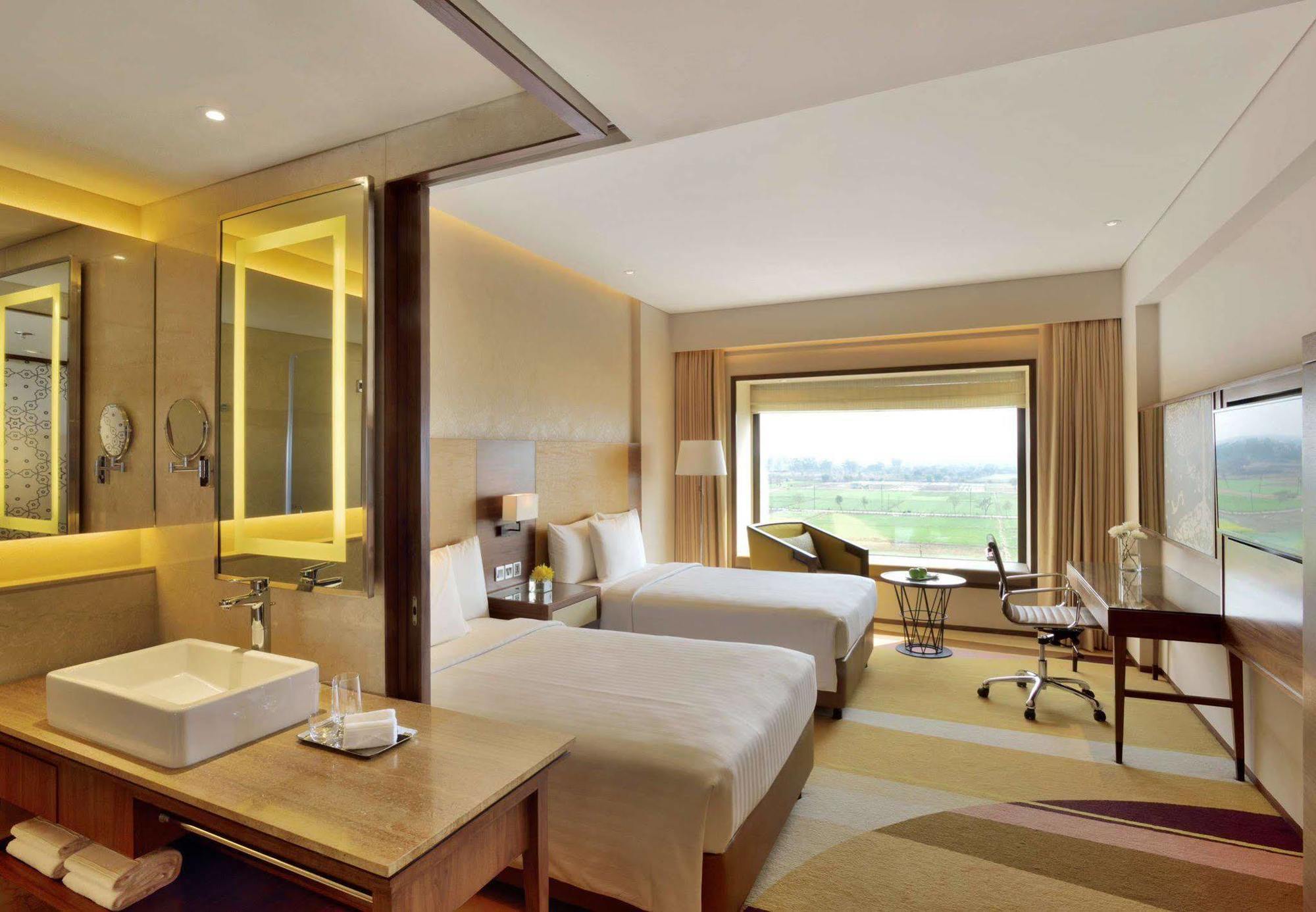 Courtyard By Marriott Raipur Hotel Exterior foto